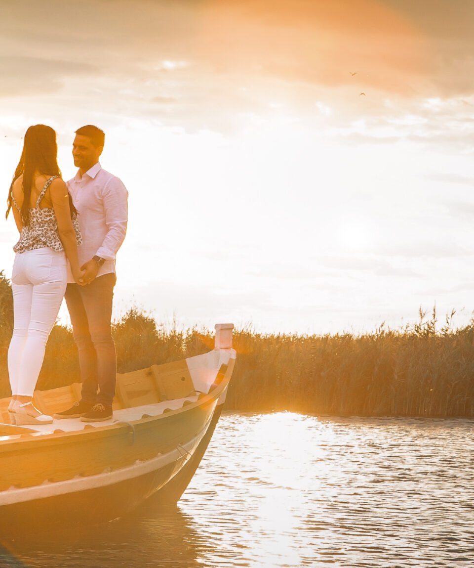 fotografia-preboda-en-barca-por-la-albuera-valencia-la-posta-10