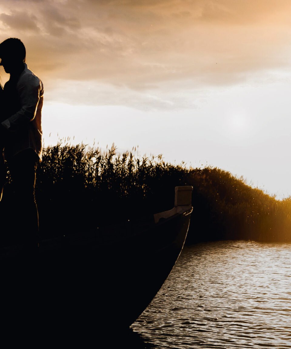 fotografia-preboda-en-barca-por-la-albuera-valencia-la-posta-4