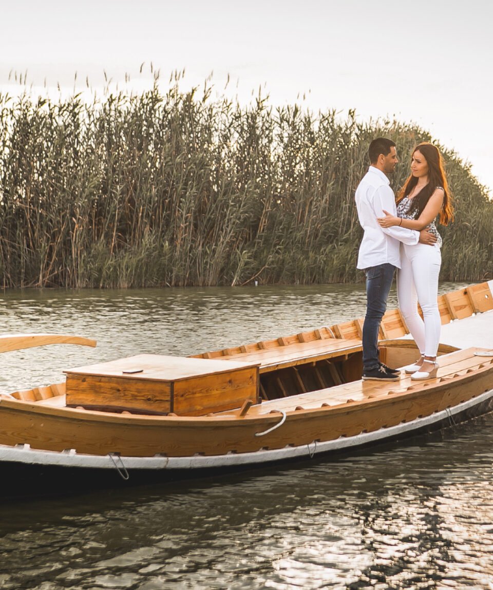 fotografia-preboda-en-barca-por-la-albuera-valencia-la-posta-7