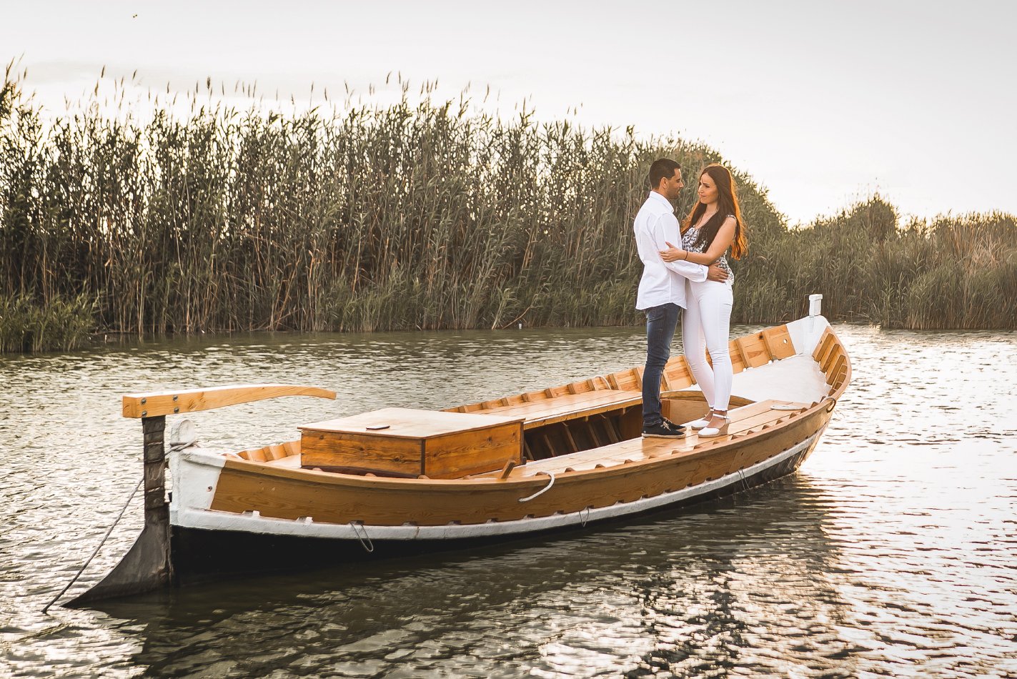 Fotografía de preboda en barca por la Albufera de Valencia