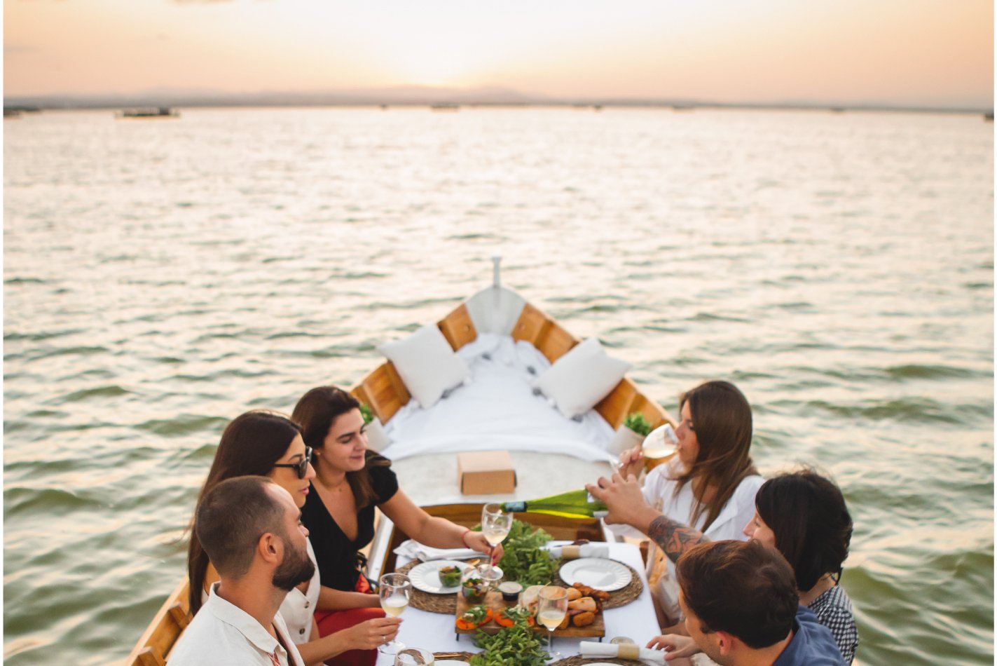 La posta paseo privado en barca con cena, aperitivo o merienda.