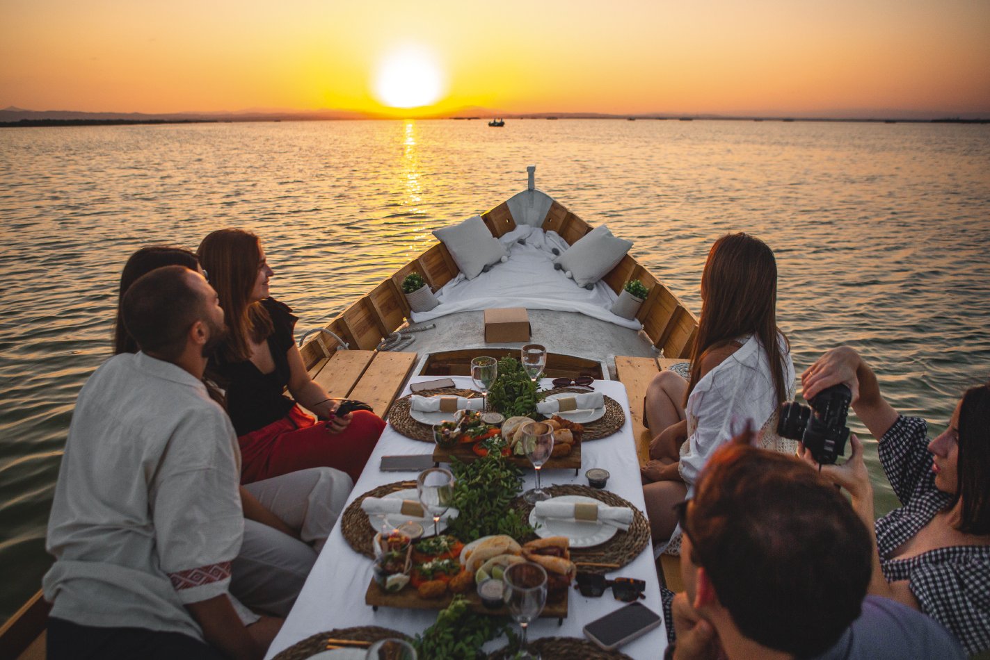 La posta paseo privado en barca con cena, aperitivo o merienda.